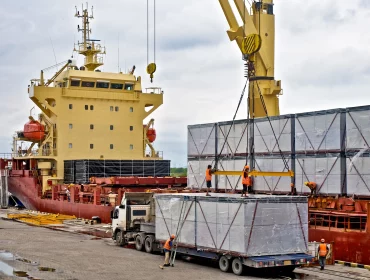 Container werden auf ein Schiff geladen