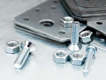 Schrauben und Metall
